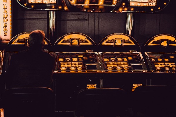 Een man speelt gokkasten in een casino